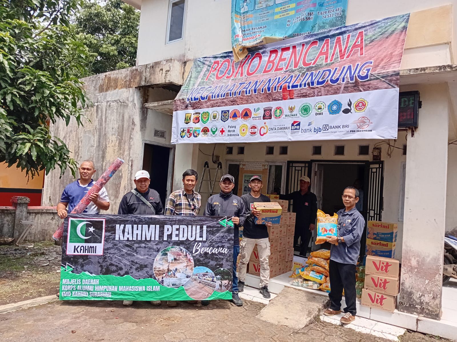 Majelis Daerah Korps Alumni HMI (KAHMI) Sukabumi kembali menunjukkan komitmennya dalam aksi kemanusiaan dengan menggelar kegiatan bakti sosial di tiga desa terdampak bencana di Kecamatan Nyalindung, yakni Bojong Kalong, Bojong Sari, dan Sukamaju, pada Selasa (6/1/2026).