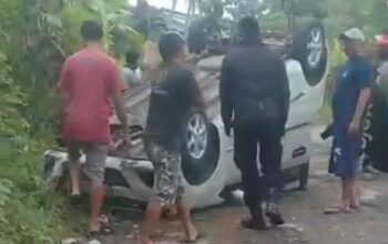 DIEVAKUASI: Warga saat mengevakuasi mobil Daihatsu Ayla yang terbalik di Jalan Raya Cipetir, Desa Kadudampit, Kecamatan Kadudampit, Kabupaten Sukabumi, Kamis (8/1) pagi.