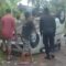 DIEVAKUASI: Warga saat mengevakuasi mobil Daihatsu Ayla yang terbalik di Jalan Raya Cipetir, Desa Kadudampit, Kecamatan Kadudampit, Kabupaten Sukabumi, Kamis (8/1) pagi.