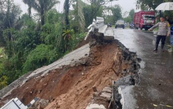 Tembok Penahan Tanah (TPT) Jabar Istimewa di ruas Jalan Raya Provinsi Sukabumi–Sagaranten, tepatnya di Kampung Langkob, Desa Nyalindung, Kecamatan Nyalindung, kembali ambruk setelah diterjang longsor pada Minggu (11/2/2026) pagi.