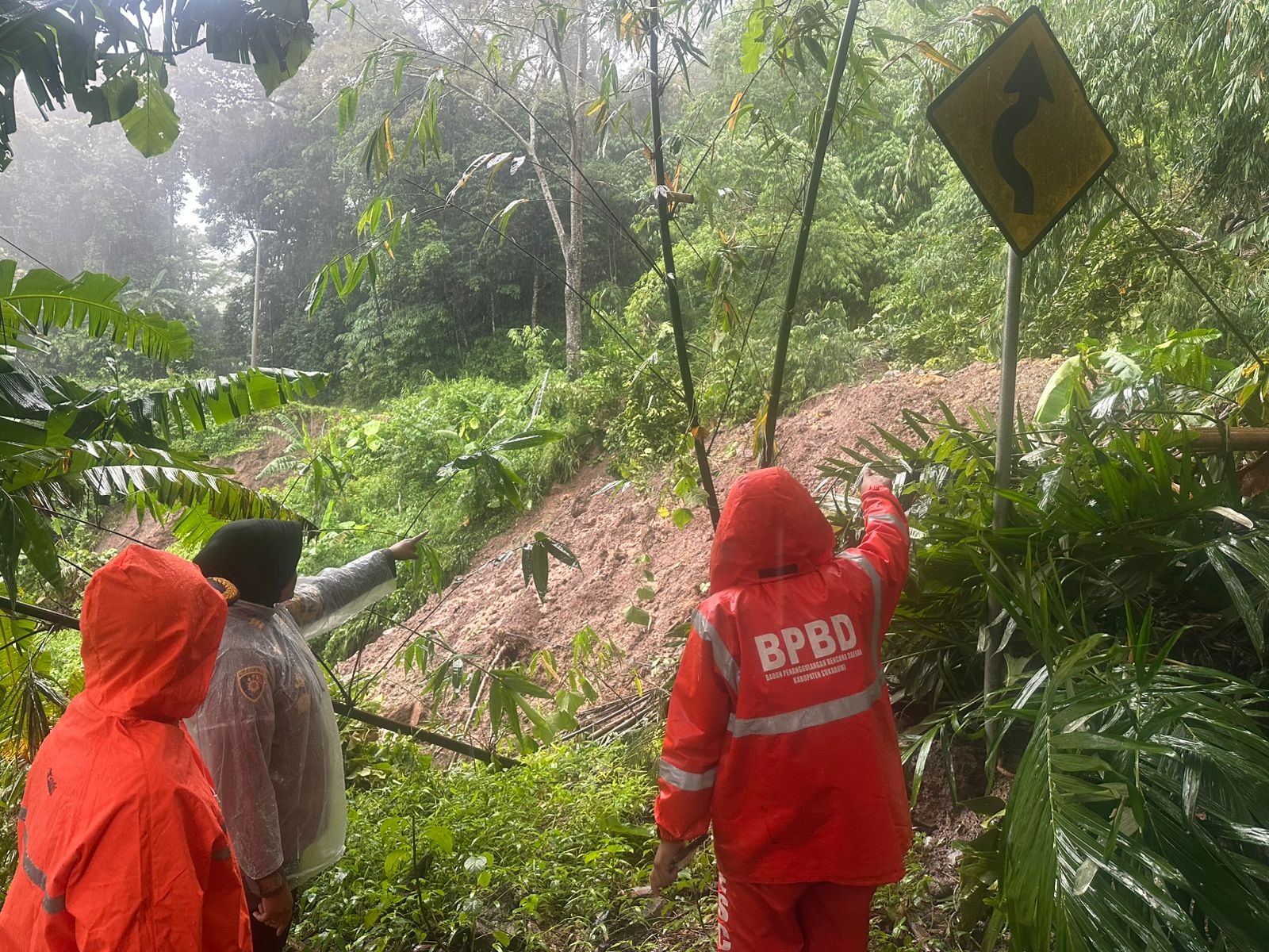 Ruas Jalan Nasional Bagbagan–Kiara Dua, tepatnya di Kampung Cipamunguan hingga Kampung Cimapag, Desa Loji, Kecamatan Simpenan, tertutup total akibat longsor pada Minggu (11/1/2026).