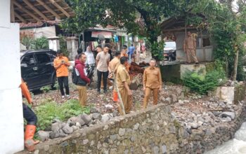 Tim SAR gabungan saat mengevakuasi korban banjir di area Puskesmas Palabuhanratu.(FOTO: NANDI/RADARSUKABUMI)