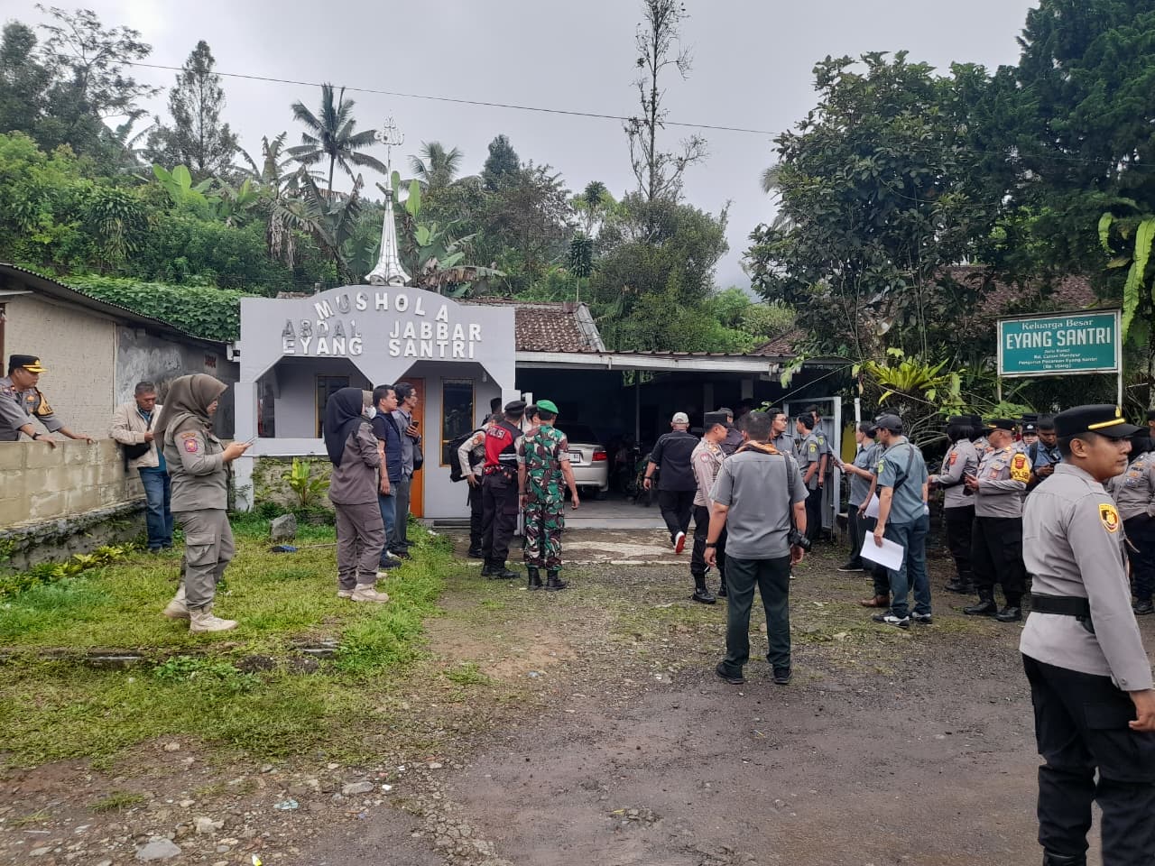 DIEKSEKUSI: Petugas gabungan saat mengeksekusi lahan di Desa Girijaya, Kecamatan Cidahu, Kabupaten Sukabumi.(FOTO: UNTUK RADAR SUKABUMI)