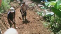 Longsor Putus Jalan, Polisi dan Warga Bangun Jalur Alternatif