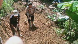 Longsor Putus Jalan, Polisi dan Warga Bangun Jalur Alternatif