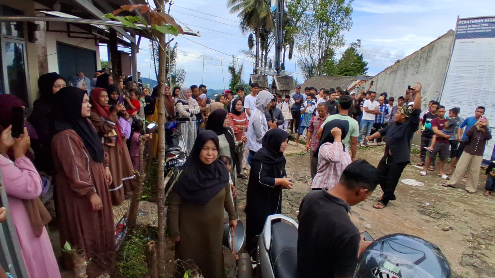MENOLAK : Sejumlah warga mendatangi kantor Desa Sirnarasa, Kecamatan Cikakak, Kabupaten Sukabumi, Senin (19/1/2026).(FOTO: Nandi/Radar Sukabumi)