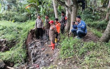 saluran irigasi di Desa Cibentang terputus dan mengancam sekitar 40 hektare sawah warga tidak teraliri air.