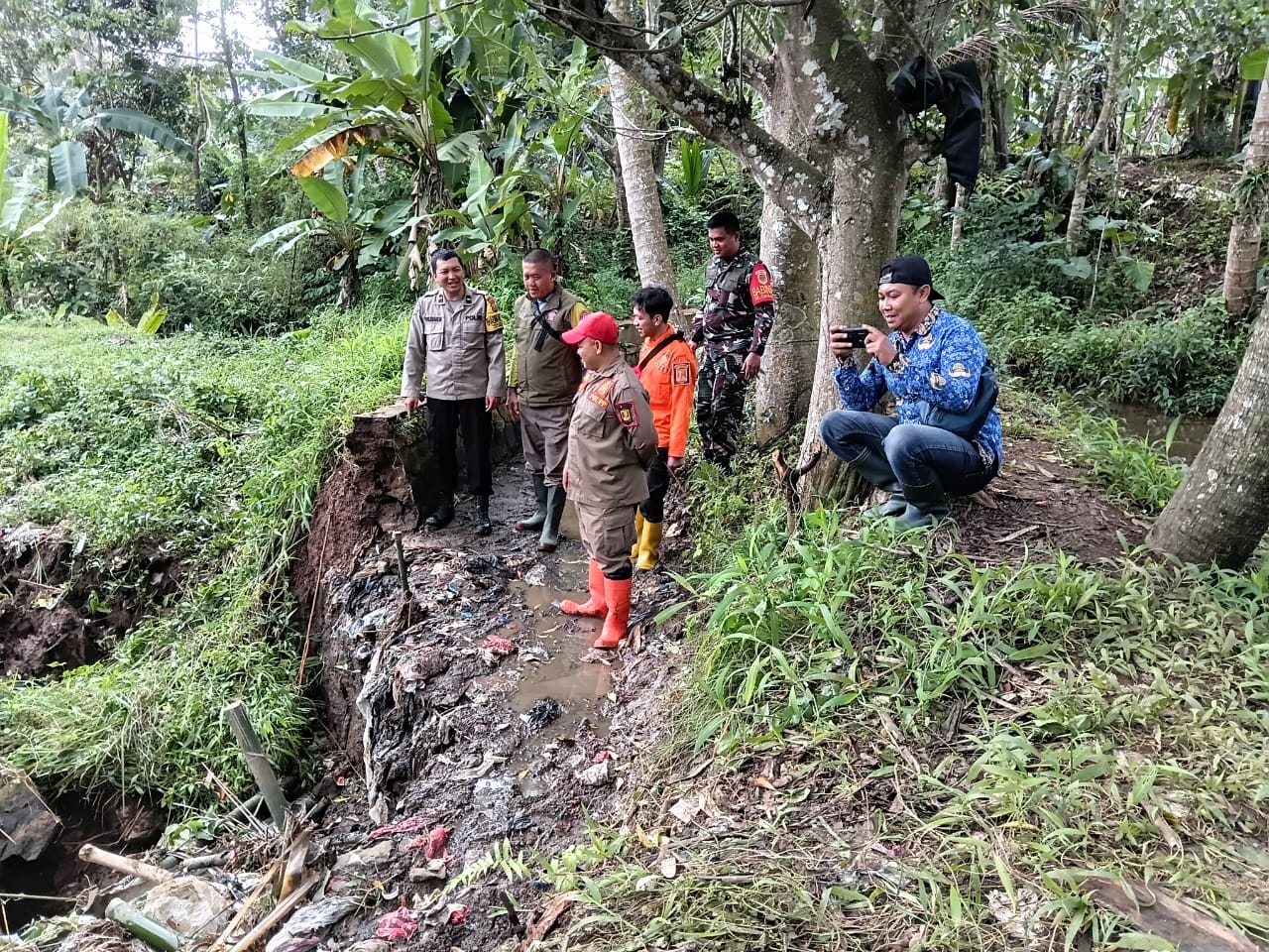 saluran irigasi di Desa Cibentang terputus dan mengancam sekitar 40 hektare sawah warga tidak teraliri air.