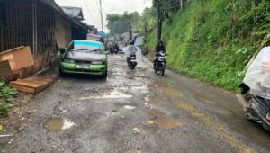 Warga Gunungpuyuh Kota Sukabumi Menanti Janji Perbaikan Jalan