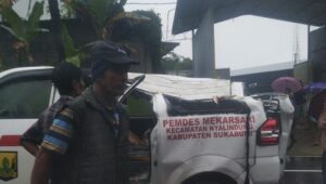 Cuaca Ekstrem, Pohon Tumbang Timpa Ambulans di Sukabumi