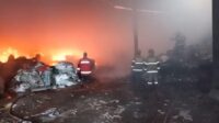 Detik-detik Gudang Rongsok di Warudoyong Hangus Terbakar