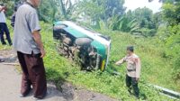 Selamat dari Maut, Angkot Rem Blong Terguling di Sukabumi