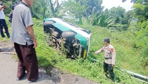 Selamat dari Maut, Angkot Rem Blong Terguling di Sukabumi