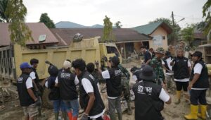 Relawan BRI Peduli Terjun Langsung Bersih-bersih Sekolah di Aceh Tamiang
