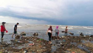 Fenomena Warga Sukabumi Sambil Liburan Berburu Kerang Putih di Pantai Loji 