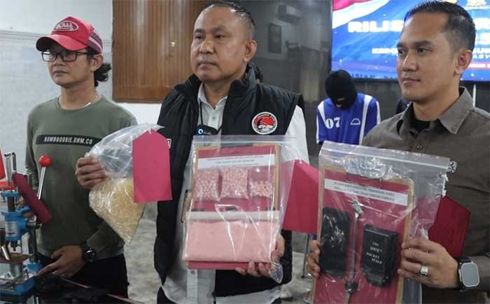 Polisi Bongkar Pabrik Pil Ekstasi Rumahan di Kota Sukabumi