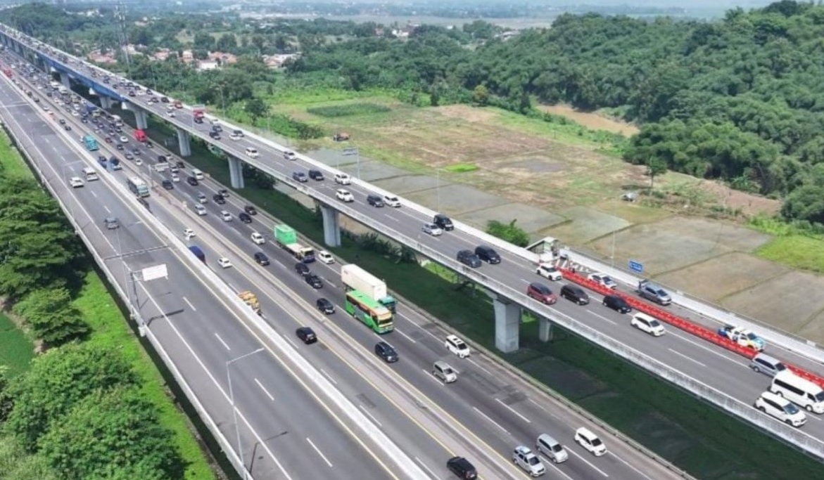 Kendaraan melintas Ruas Jalan Layang MBZ di hari perdana tahun baru pada Kamis (1/1/2026).