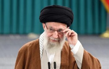 Pemimpin Tertinggi Iran Ali Khamenei menghadiri putaran kedua pemilihan parlemen ke-12 Iran di Teheran, Iran, 10 Mei 2024. 
