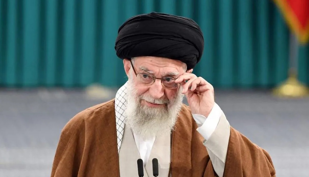 Pemimpin Tertinggi Iran Ali Khamenei menghadiri putaran kedua pemilihan parlemen ke-12 Iran di Teheran, Iran, 10 Mei 2024. 