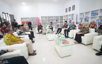 Wali Kota Sukabumi H. Ayep Zaki mendampingi kunjungan kerja Wakil Menteri Ketenagakerjaan RI, Dr. Ir. H. Afriansyah Noor, ke SMK PASIM Sukabumi Go Global pada Sabtu (17/1/2026). ( Agus R)