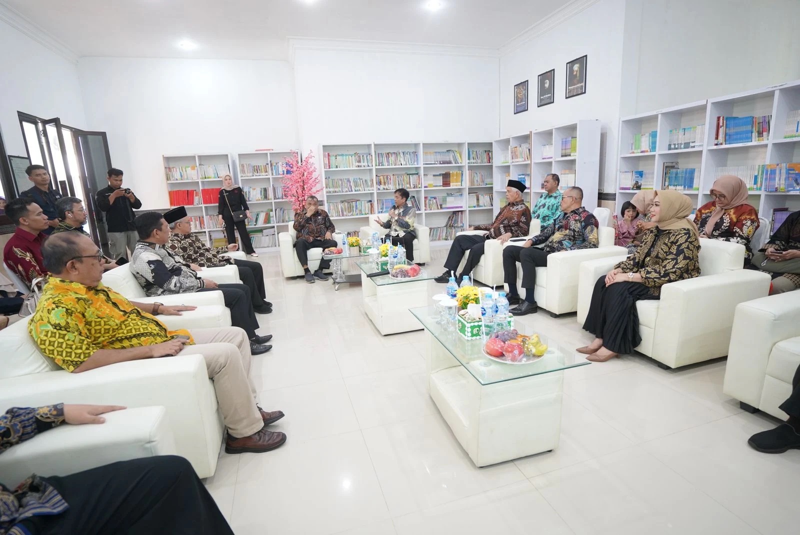 Wali Kota Sukabumi H. Ayep Zaki mendampingi kunjungan kerja Wakil Menteri Ketenagakerjaan RI, Dr. Ir. H. Afriansyah Noor, ke SMK PASIM Sukabumi Go Global pada Sabtu (17/1/2026). ( Agus R)