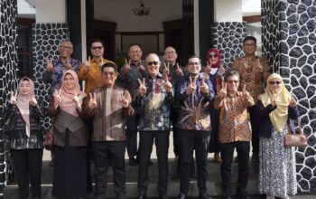 Pemerintah Kota Sukabumi menjajaki kerja sama strategis dengan Universitas Indonesia (UI) dalam bidang kesehatan dan pengembangan sumber daya manusia (SDM). Hal ini dibahas dalam kunjungan Rektor UI Prof. Dr. Ir. Heri Hermansyah, S.T., M.Eng., IPU, beserta jajaran akademisi ke Balai Kota Sukabumi, Sabtu (17/1/2026).