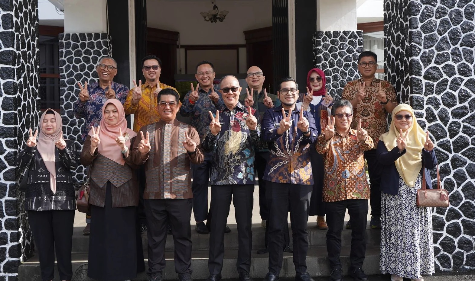 Pemerintah Kota Sukabumi menjajaki kerja sama strategis dengan Universitas Indonesia (UI) dalam bidang kesehatan dan pengembangan sumber daya manusia (SDM). Hal ini dibahas dalam kunjungan Rektor UI Prof. Dr. Ir. Heri Hermansyah, S.T., M.Eng., IPU, beserta jajaran akademisi ke Balai Kota Sukabumi, Sabtu (17/1/2026).