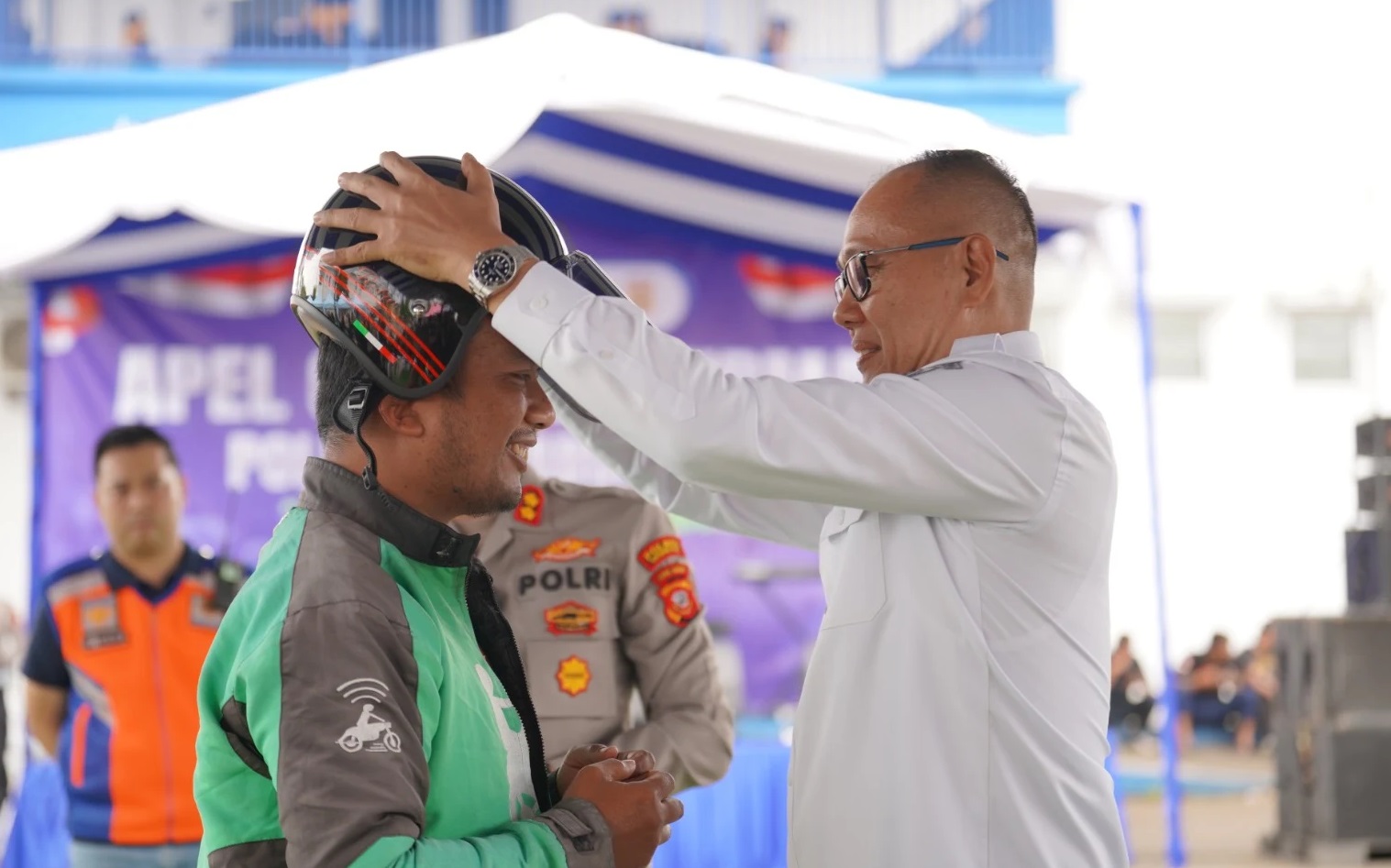 Wali Kota Sukabumi H. Ayep Zaki menyatakan dukungan penuh terhadap kehadiran Ojol Kamtibmas sebagai mitra strategis dalam menjaga keamanan dan ketertiban masyarakat. Dukungan tersebut disampaikan usai mengikuti Apel Ojol Kamtibmas yang digelar Polres Sukabumi Kota di halaman Samsat, Sabtu (17/1/2026).