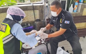 Tim Disaster Victim Identification (DVI) Polda Jawa Barat saat mengambil sampel DNA keluarga pramugari pesawat ATR 42-500 milik Indonesia Air Transport (IAT) di Bogor, Jawa Barat, Minggu (18/1/2026).
