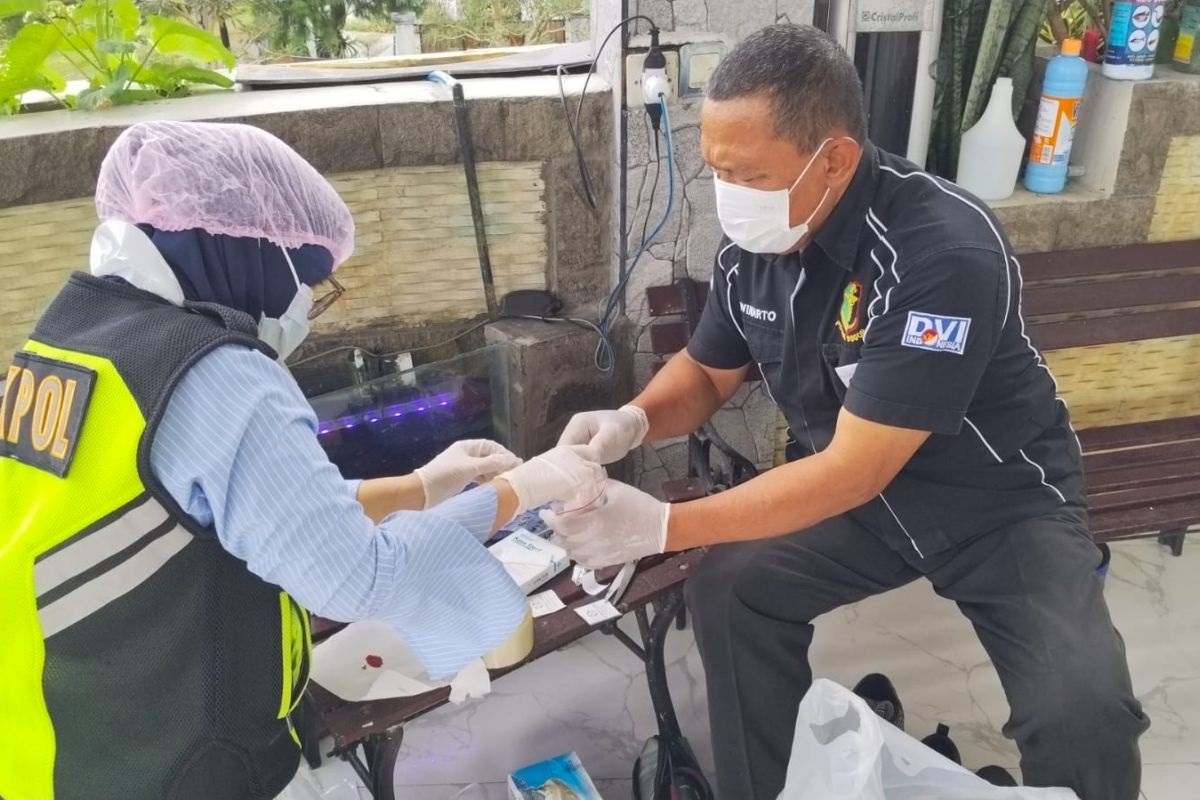 Tim Disaster Victim Identification (DVI) Polda Jawa Barat saat mengambil sampel DNA keluarga pramugari pesawat ATR 42-500 milik Indonesia Air Transport (IAT) di Bogor, Jawa Barat, Minggu (18/1/2026).