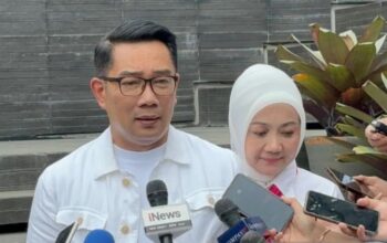 Mantan Gubernur Jawa Barat Ridwan Kamil bersama istrinya Atalia Praratya saat memberikan keterangan di Kota Bandung, Jawa Barat.