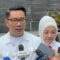 Mantan Gubernur Jawa Barat Ridwan Kamil bersama istrinya Atalia Praratya saat memberikan keterangan di Kota Bandung, Jawa Barat.