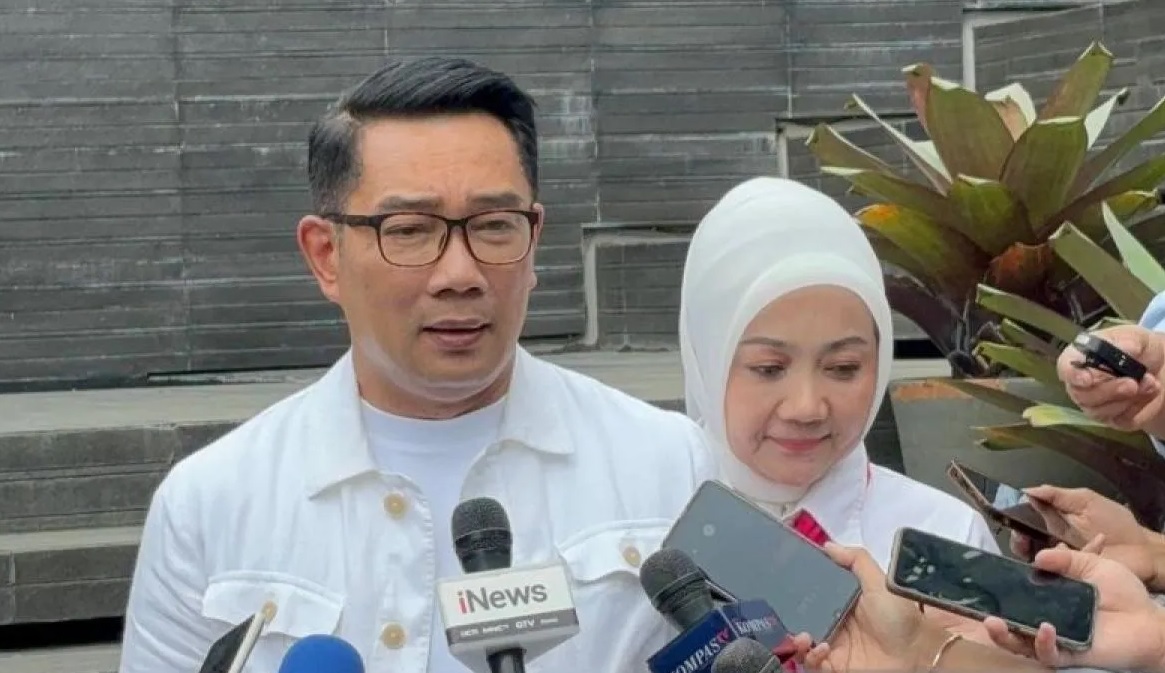 Mantan Gubernur Jawa Barat Ridwan Kamil bersama istrinya Atalia Praratya saat memberikan keterangan di Kota Bandung, Jawa Barat.