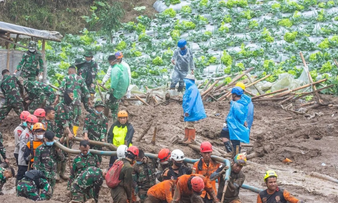 Tim SAR gabungan evakuasi 53 kantong jenazah korban longsor Cisarua hingga hari kelima.
