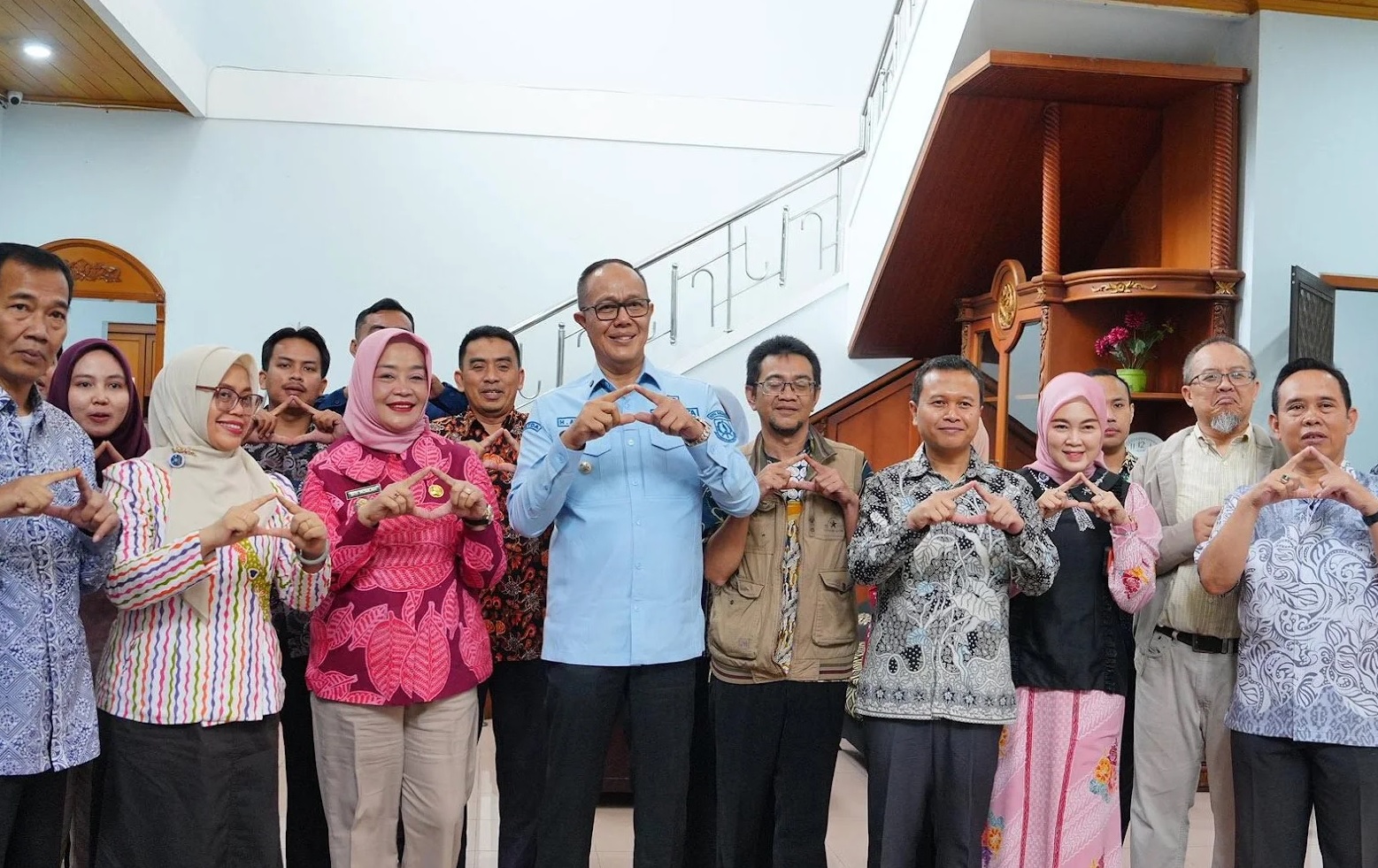 Wali Kota Sukabumi Ayep Zaki meresmikan rumah singgah gratis bagi warga Sukabumi di Kelurahan Sukaraja, Kecamatan Cicendo, Kota Bandung, Jumat (30/1/2026).
