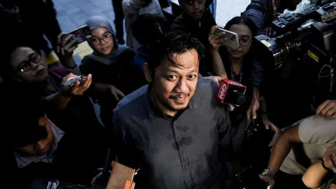 Ketua Bidang Ekonomi PBNU Aizzudin Abdurrahman alias Gus Aiz berjalan usai menjalani pemeriksaan di Gedung KPK Merah Putih, Jakarta, Selasa (13/1/2026).