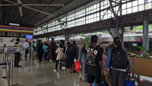 Termasuk KA Pangrango, 96 Ribu Penumpang Padati Stasiun  Daop 1 di Hari Terakhir Nataru