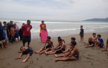 FOTO ; NANDI/ RADARSUKABUMI Personel gabungan saat melakukan penyelamatan dan himbauan kepada para wisatawan