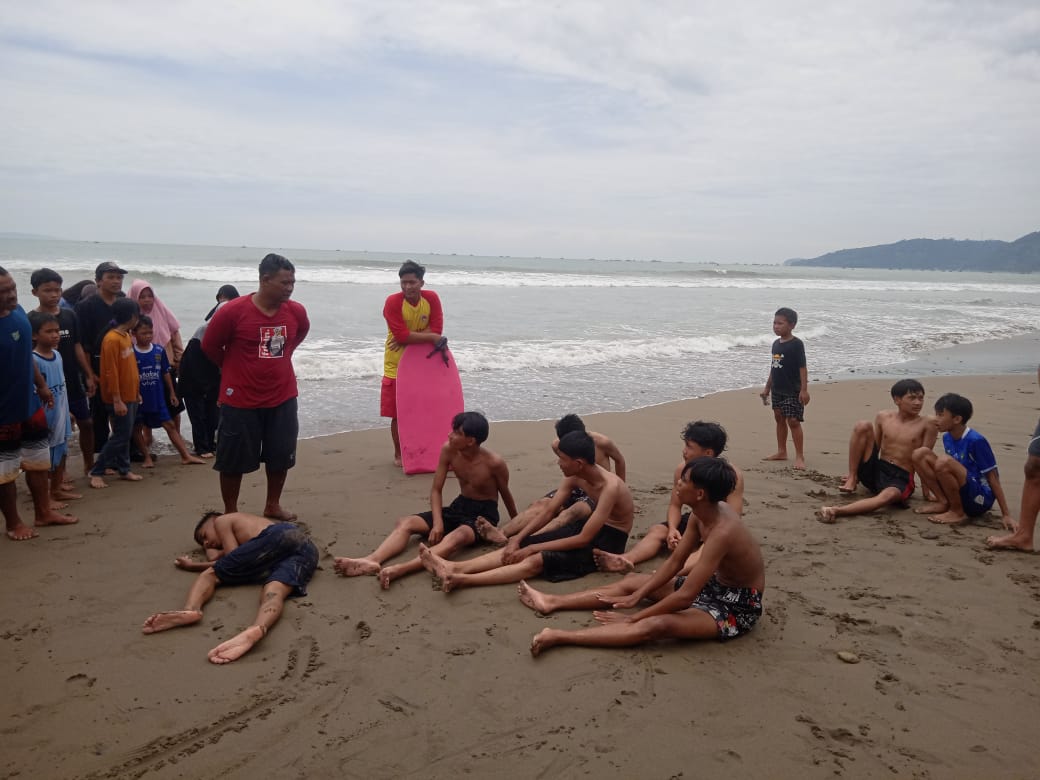 FOTO ; NANDI/ RADARSUKABUMI Personel gabungan saat melakukan penyelamatan dan himbauan kepada para wisatawan