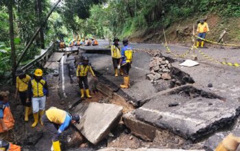 RUSAK : Sejumlah petugas BMPR Jabar, saat berupaya memperbaiki ruas Jalan Provinsi Nyalindung - Sagaranten, tepatnya di Kampung Buniayu, RT 02 dan RT 03/RW 06, Desa Kertaangsana, Kecamatan Nyalindung, Kabupaten Sukabumi.