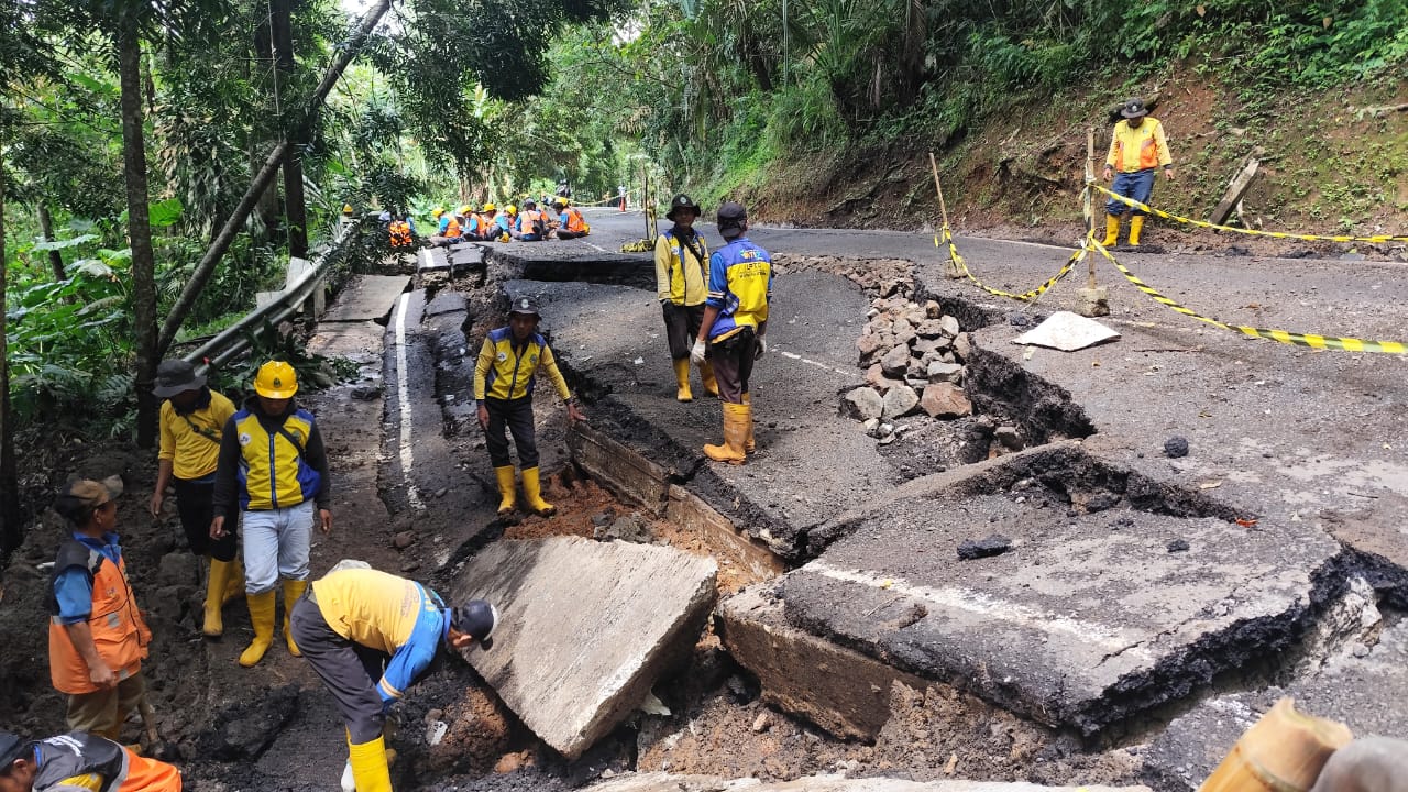 RUSAK : Sejumlah petugas BMPR Jabar, saat berupaya memperbaiki ruas Jalan Provinsi Nyalindung - Sagaranten, tepatnya di Kampung Buniayu, RT 02 dan RT 03/RW 06, Desa Kertaangsana, Kecamatan Nyalindung, Kabupaten Sukabumi.