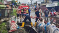 Drainase Tersumbat, Jalan Nasional Parungkuda Disulap Jadi Sungai Saat Hujan