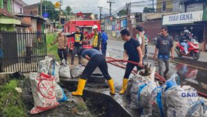 Drainase Tersumbat, Jalan Nasional Parungkuda Disulap Jadi Sungai Saat Hujan