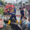 DIPERBAIKI : Petugas gabungan saat memperbaiki saluran drainase Jalan Nasional, di wilayah Kecamatan Parungkuda, Kabupaten Sukabumi.