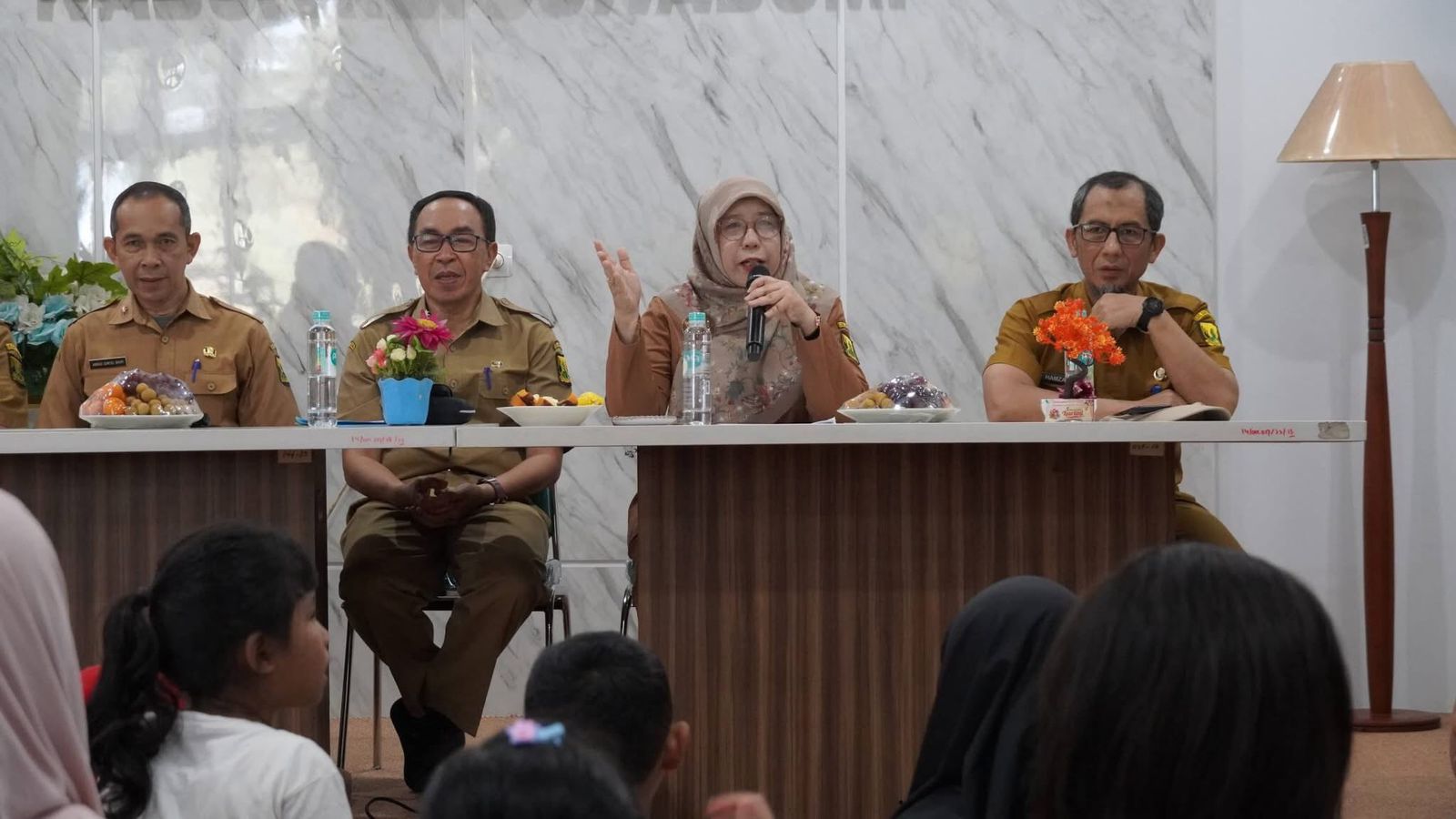 Sekretaris Daerah (Sekda) Kabupaten Sukabumi, Ade Suryaman, mengimbau para orangtua agar tidak membiasakan memberikan gawai kepada anak sejak usia dini.