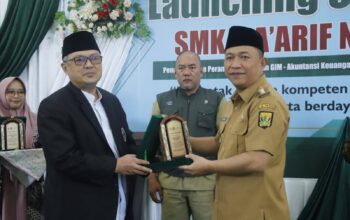 Wakil Bupati Sukabumi, Andreas, secara resmi melepas 97 siswa Praktik Kerja Industri (Prakerin) sekaligus meluncurkan Program SMK Go Global di SMK Ma’arif NU Al-Fathonah. Kegiatan berlangsung di Edhotel Grahadi, Kecamatan Gunungguruh, Senin (5/1/2026).