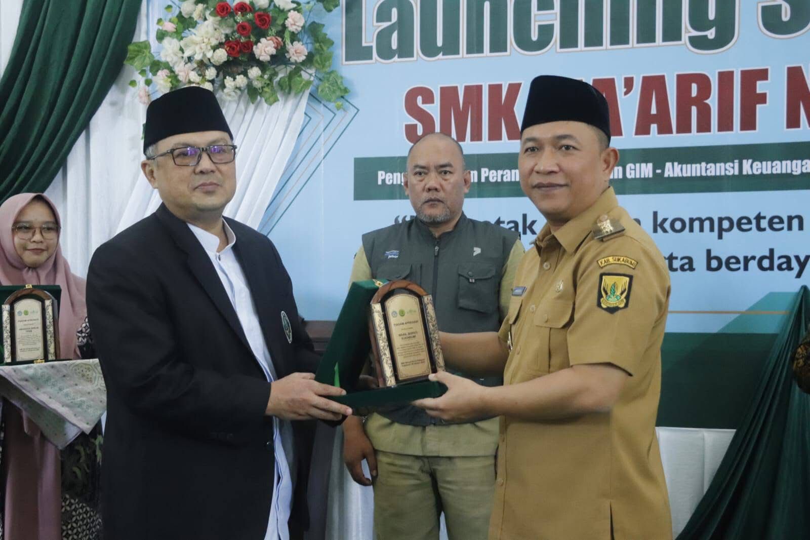 Wakil Bupati Sukabumi, Andreas, secara resmi melepas 97 siswa Praktik Kerja Industri (Prakerin) sekaligus meluncurkan Program SMK Go Global di SMK Ma’arif NU Al-Fathonah. Kegiatan berlangsung di Edhotel Grahadi, Kecamatan Gunungguruh, Senin (5/1/2026).