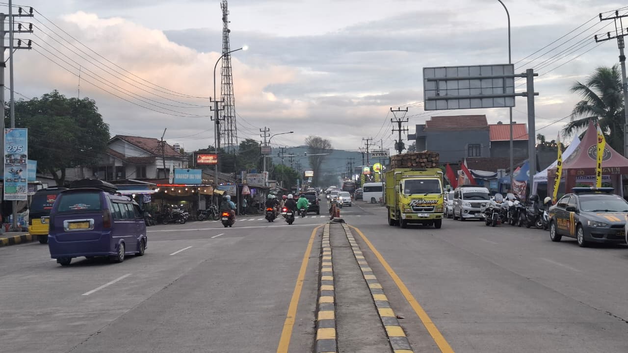 Suasana arus lalu lintas pada libur panjang nataru di Exit Tol Bocimi Parungkuda pada Minggu (4/1).