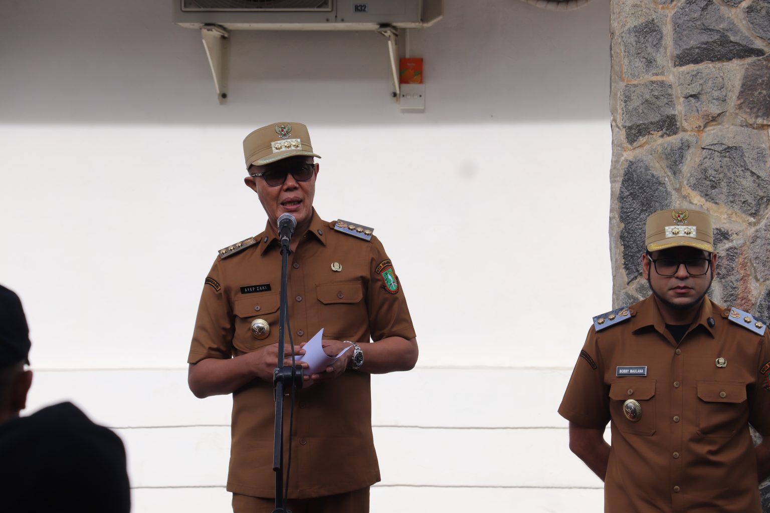 SAMBUTAN: Wali Kota Sukabumi Ayep Zaki saat memberikan sambutan dalam Apel awal tahun di Halaman Balai Kota Sukabumi, Senin (5/1).
