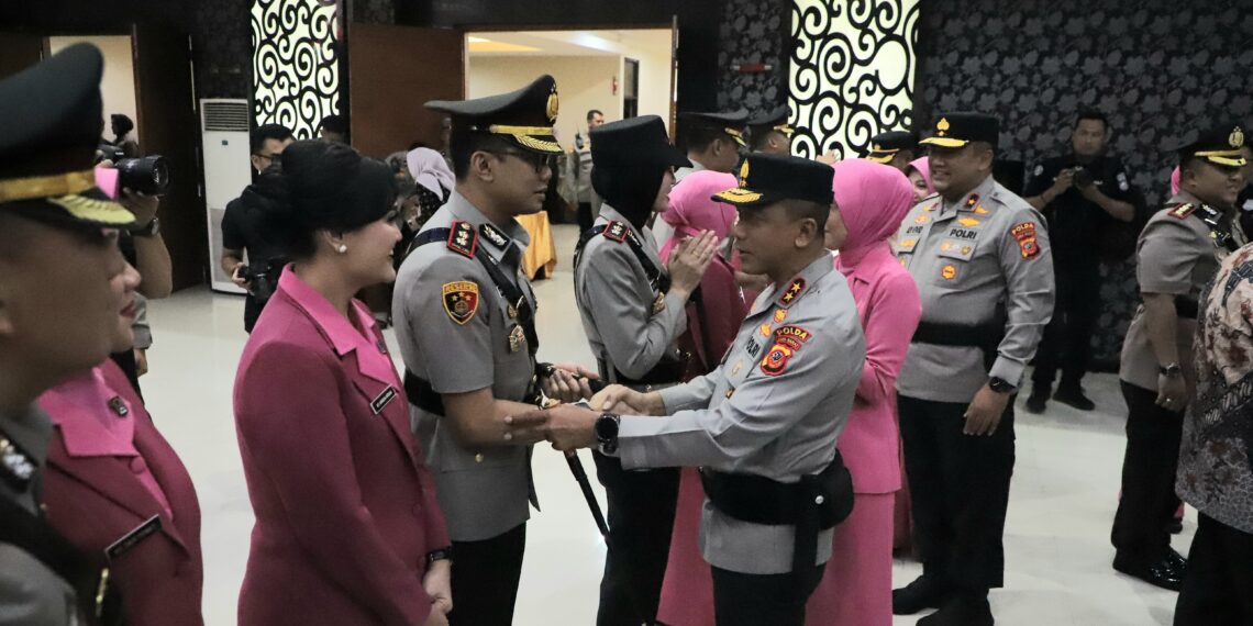 SERTIJAB: Prosesi serah terima jabatan digelar dalam upacara resmi di Polda Jawa Barat, Senin (5/1).